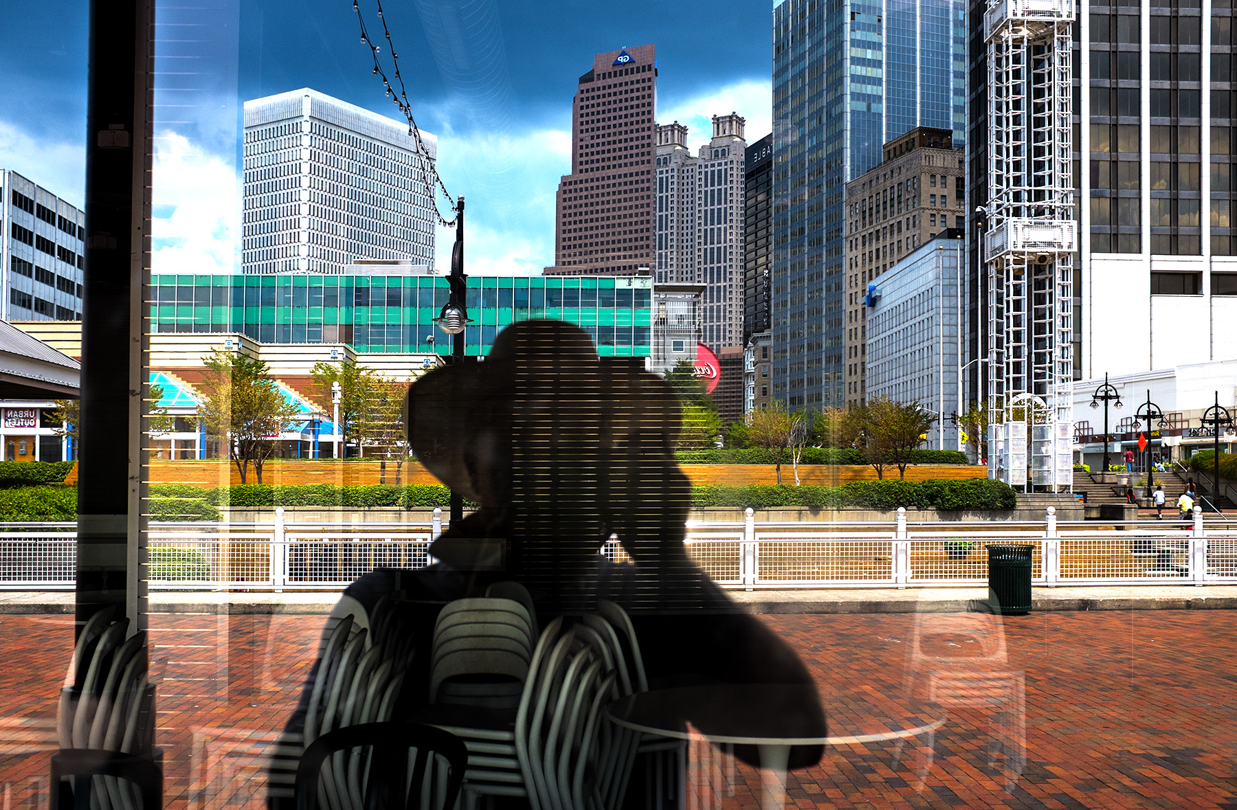 DOWNTOWN.SKYLINE.SELFIEwCHAIRS (1)