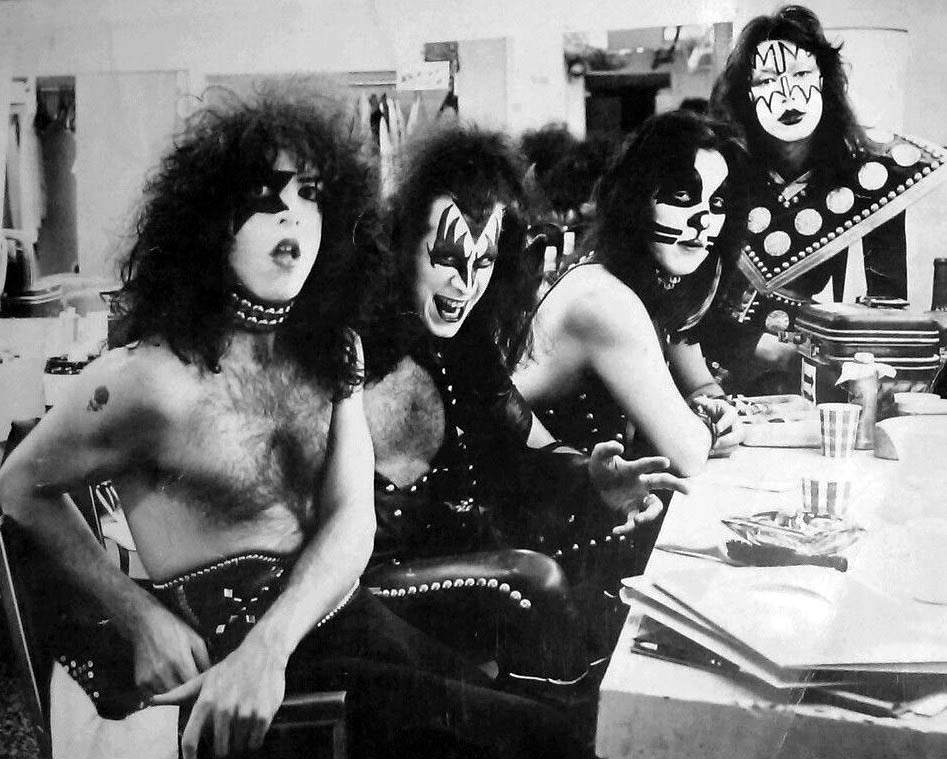 Kiss At Backstage (1975)