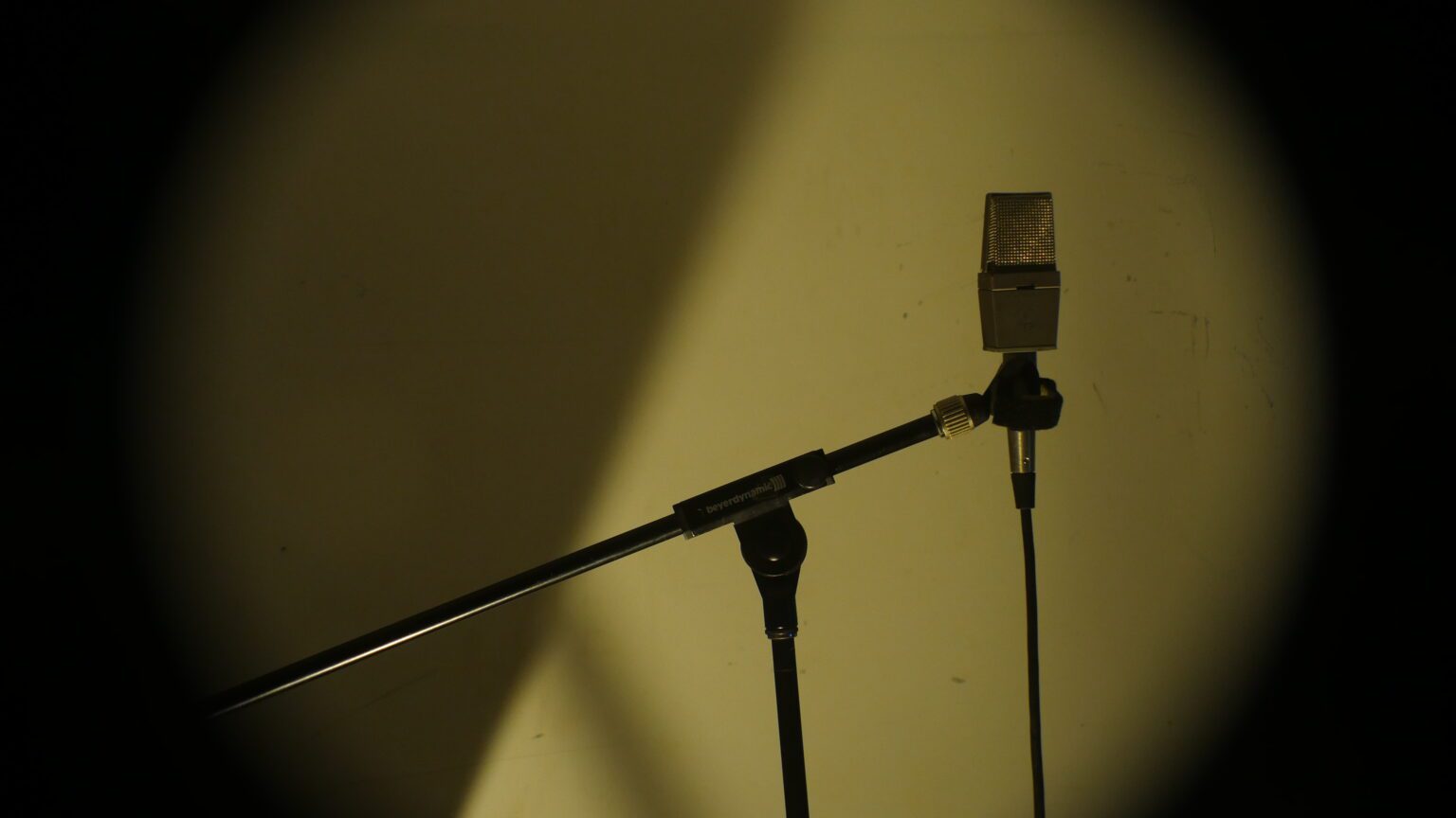 AKG414 1536x864