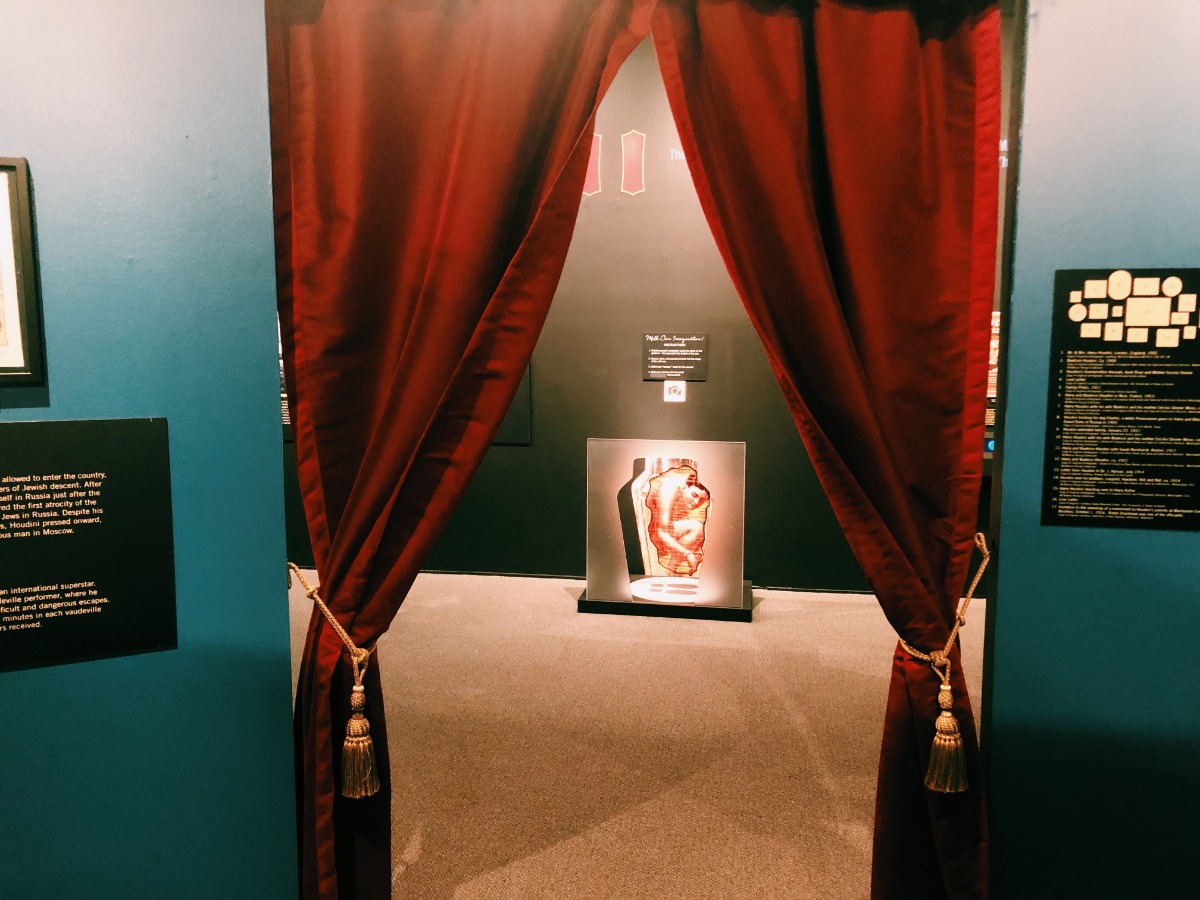 Houdini Curtain 1