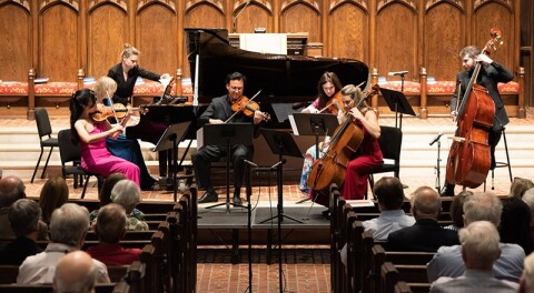 THE ATLANTA CHAMBERS PLAYERS: In performance on May 16, 2021 at First Presbyterian Church, the ensemble’s first in-person concert since the COVID lockdown. Musicians: Helen Hwaya Kim (violin), Kenn Wagner (violin), Catherine Lynn (viola), Charae Krueger (cello), Daniel Tosky (bass), Elizabeth Pridgen (piano). PHOTO CREDIT: Julia Dokter 