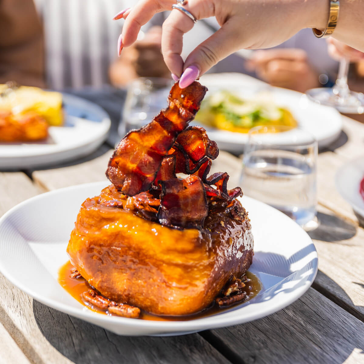 041223 LOA Restaurant Food Drink 1930